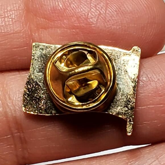 Winnipeg Manitoba Canada Flag Lapel Pin - Picture 2 of 3